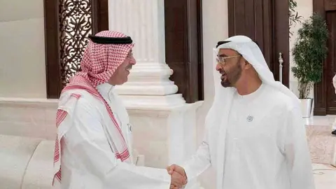 El príncipe heredero de Abu Dhabi saluda a uno de los ministros participantes en la reunión.
