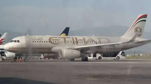Un avión de Etihad en el aeropuerto de Katmandú. (EL CORREO)