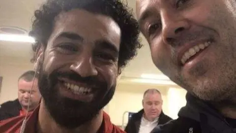 Un selfie de Mohammed Salah y rubén Pons.