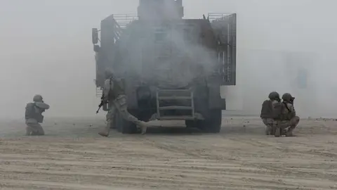 Maniobras militares de las Fuerzas Armadas de Emiratos Árabes. (EL CORREO) 