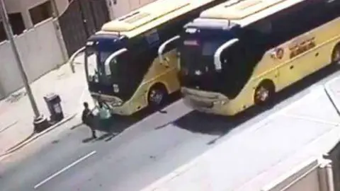 Fotograma del vídeo que recoge el incidente entre autobuses escolares. (Policía de Abu Dhabi)
