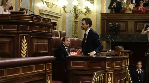 El nuevo presidente del Gobierno español, Pedro Sánchez, al comienzo de su intervención de este jueves en el Congreso.
