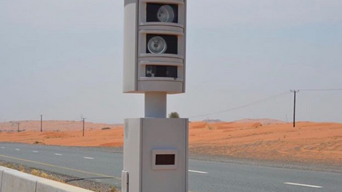 Un radar en una carretera de Sharjah.