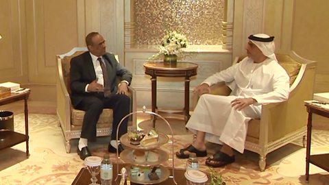 Saif bin Zayed Al Nahyan, ministro del Interior de Emiratos, y Ahmed Al Maisari, ministro del Interior de Yemen, durante su encuentro. (WAM)