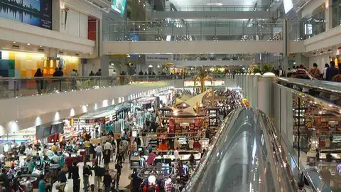 Viajeros en el aeropuerto de Dubai.