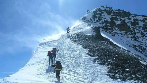 Escaladores en la montaña K2. 