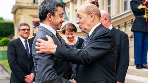 El ministro Abdullah saluda a su homólogo en París. (Ministerio de Asuntos Exteriores)