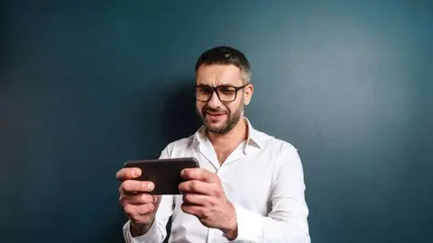 Persona con su teléfono inteligente. 