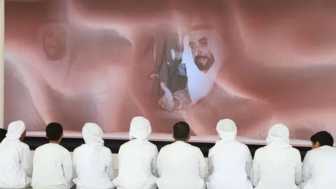 Una proyección sobre Sheikh Zayed en The Founder's Memorial.