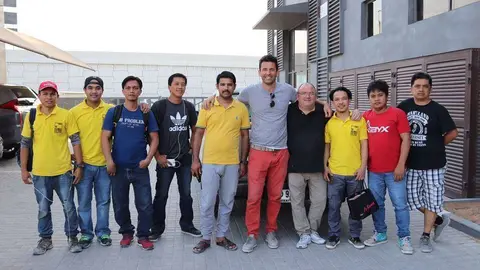 Daniel Tetley junto al equipo de ReHubic Dubai. (Cedida)