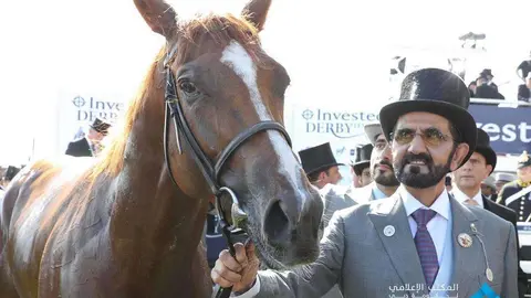 Sheikh Mohammed bin Rashid junto al caballo ganador en el Epsom Derby. (Dubai Media Office)