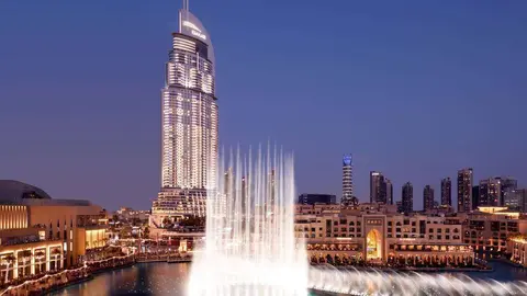 Address Downtown junto a la fuente de Dubai. (Cedida)