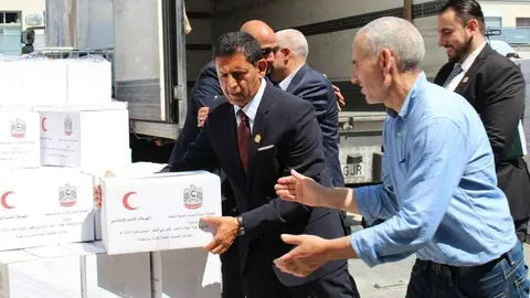 El cónsul de EAU en Barcelona ayudando en la distribución de los alimentos. 