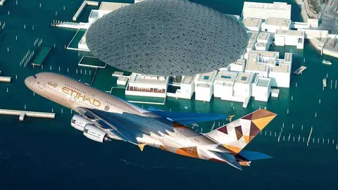 A380 de Etihad sobre vuela el Louvre de Abu Dhabi. (Cedida)