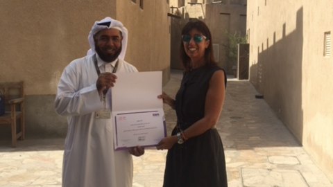 María Tello durante la entrega del reconocimiento en el barrio Al Fahidi de Dubai. (Cedida)