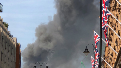 Una imagen de Twitter del humo en el centro de Londres.