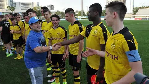 Maradona junto a las jóvenes promesas del fútbol.