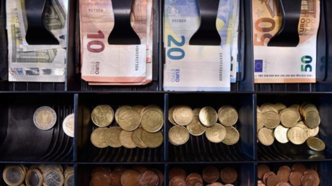 Monedas y billetes de euro.