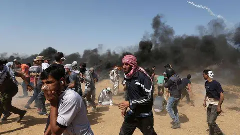 Las fuerzas israelíes disparan contra los miles de palestinos agolpados en la frontera (Ibraheem Abu Mustafa / Reuters)