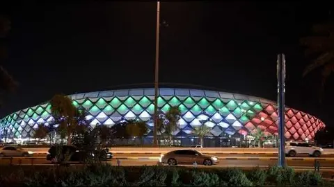 El Museo del Louvre de Abu Dhabi iluminado con los colores de Arabia Saudita.