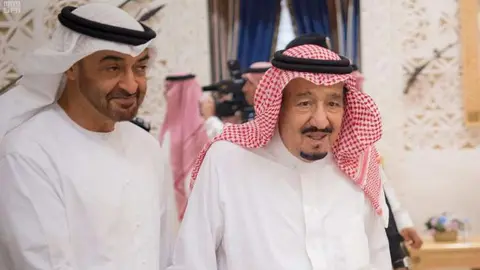El príncipe heredero de Abu Dhabi y el rey Salman de Arabia Saudita en Riad.