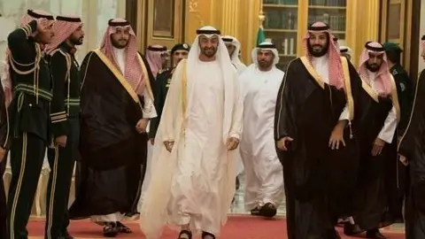 Los príncipes herederos de Abu Dhabi y Arabia Saudita durante el encuentro en Jeddah.