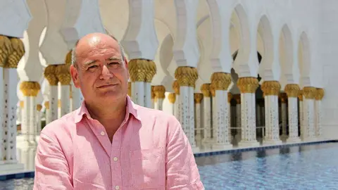 El periodista Rafael Unquiles posa ante la Gran Mezquita Zayed de Abu Dhabi. (EL CORREO)