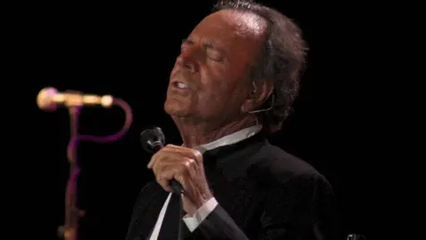 Concierto de Julio Iglesias en Sharjah. (R. Pérez)