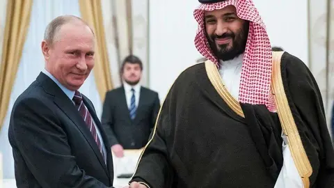 Vladimir Putin (izq.) estrecha la mano del príncipe heredero saudí, Mohammed bin Salman, durante una reunión en el Kremlin en Moscú el 30 de mayo de 2017.