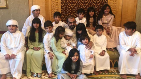 El gobernante de Dubai junto a sus nietos.