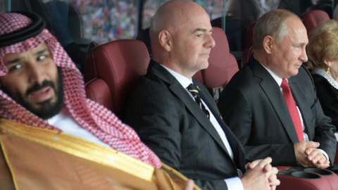 El príncipe heredero saudí siguió el encuentro al lado del presidente de la FIFA.