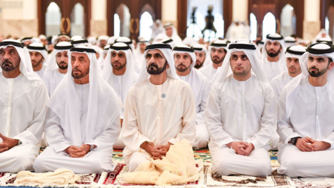 El gobernante de Dubai durante las oraciones por el Eid en la mezquita Zabeel.