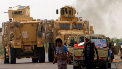 Vehículos blindados de las Fuerzas Yemeníes cerca del aeropuerto de Hodeidah.
