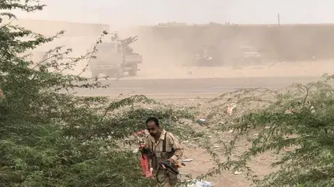 En la imagen de AFP, un hombre con un rifle automático en Hodeidah.