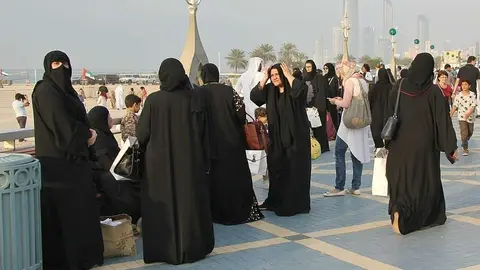 Mujeres con abaya pasean por la Corniche de Abu Dhabi. (EL CORREO)