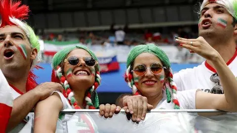 Mujeres iraníes en Rusia sin brazos cubiertos ni pañuelos en la cabeza. (Reuters)