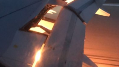 En una de las alas del avión se produjo un incendio.