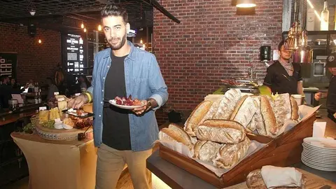 Un comensal, comida en mano. (EL CORREO)