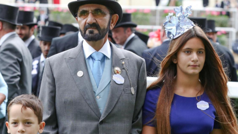 El gobernante de Dubai con sus dos hijos menores el jeque Zayed y la jequesa Jalila. (WAM)