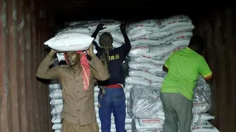 Reparto de ayuda alimentaria emiratí en Somalia. (WAM)