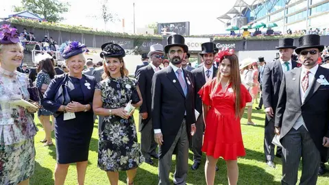 El vicepresidente de Emiratos, Mohammed bin Rashid, acompañado por la princesa Haya y su hija Jaila en Royal Ascot. (WAM)