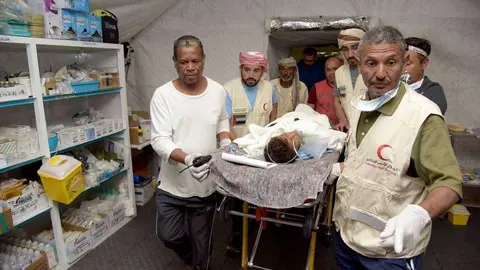 El niño Khalil Yasin Ahmed fue salvado por los equipos médicos emiratíes tras sufrir el impacto de una mina terrestre hutí. (WAM)