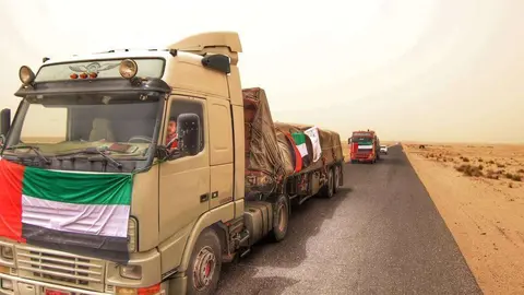 Uno de los convoys de ayuda humanitaria enviados por Emiratos a Hodeidah este mes. (WAM)