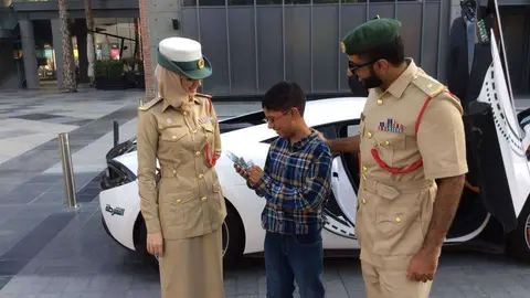 El niño Sanith Sanasa junto a los policías de Dubai que hicieron su sueño realidad. (Policía Dubai)