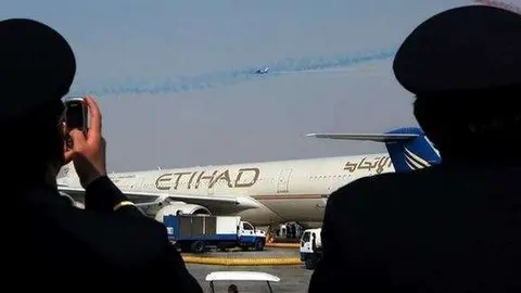 Una imagen de pilotos de Etihad y un avión de la compañía.