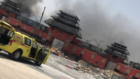 Aspecto del pabellón chino del Global Village tras el fuego y la llegada de Defensa Civil. (Dubai Media Office)