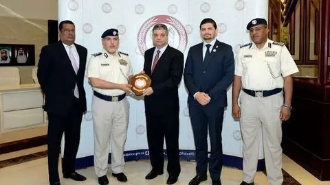Representantes de la delegación panameña junto a la Policía de Abu Dhabi. (WAM)