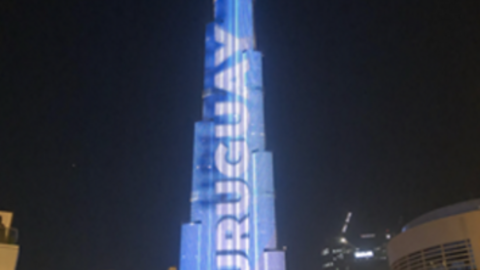 El Burj Khalifa de Dubai con los colores de Uruguay en 2018. (Jonnathan Polak)