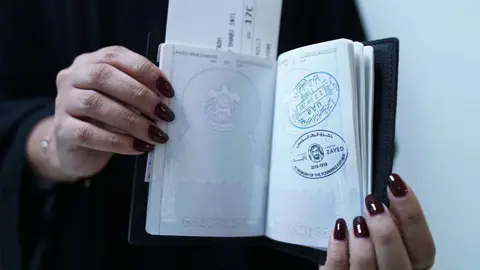 Pasaporte con el nuevo sello de inmigración del 'Año Zayed'. (Cedida)