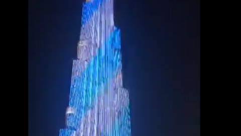 El Burj Khalifa de celeste y blanco.